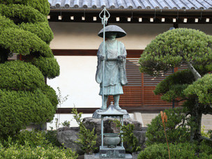 客殿前の修行大師像