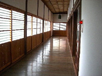 みがきぬかれた客殿廊下