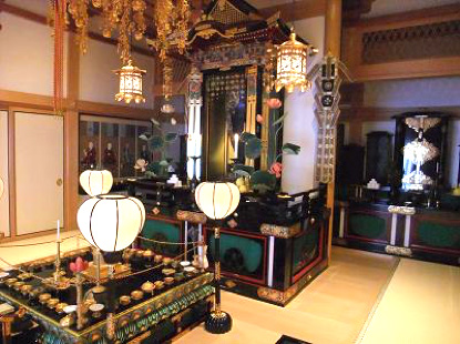 優雅で荘重な本堂内陣